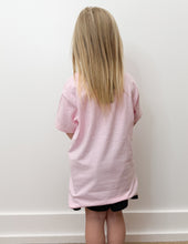 Load image into Gallery viewer, Lulu Mac YOUTH Bottomland Camo Logo SS Tee in Blossom