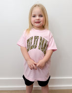 Lulu Mac YOUTH Bottomland Camo Logo SS Tee in Blossom