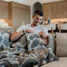 Load image into Gallery viewer, Burlebo Sherpa Blanket in Classic Deer Camo