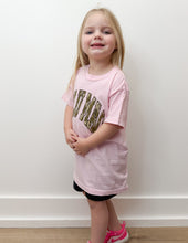 Load image into Gallery viewer, Lulu Mac YOUTH Bottomland Camo Logo SS Tee in Blossom