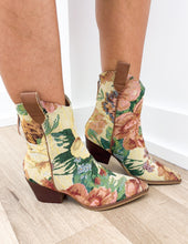 Load image into Gallery viewer, The Kaiya Vintage Western Tapestry Boots