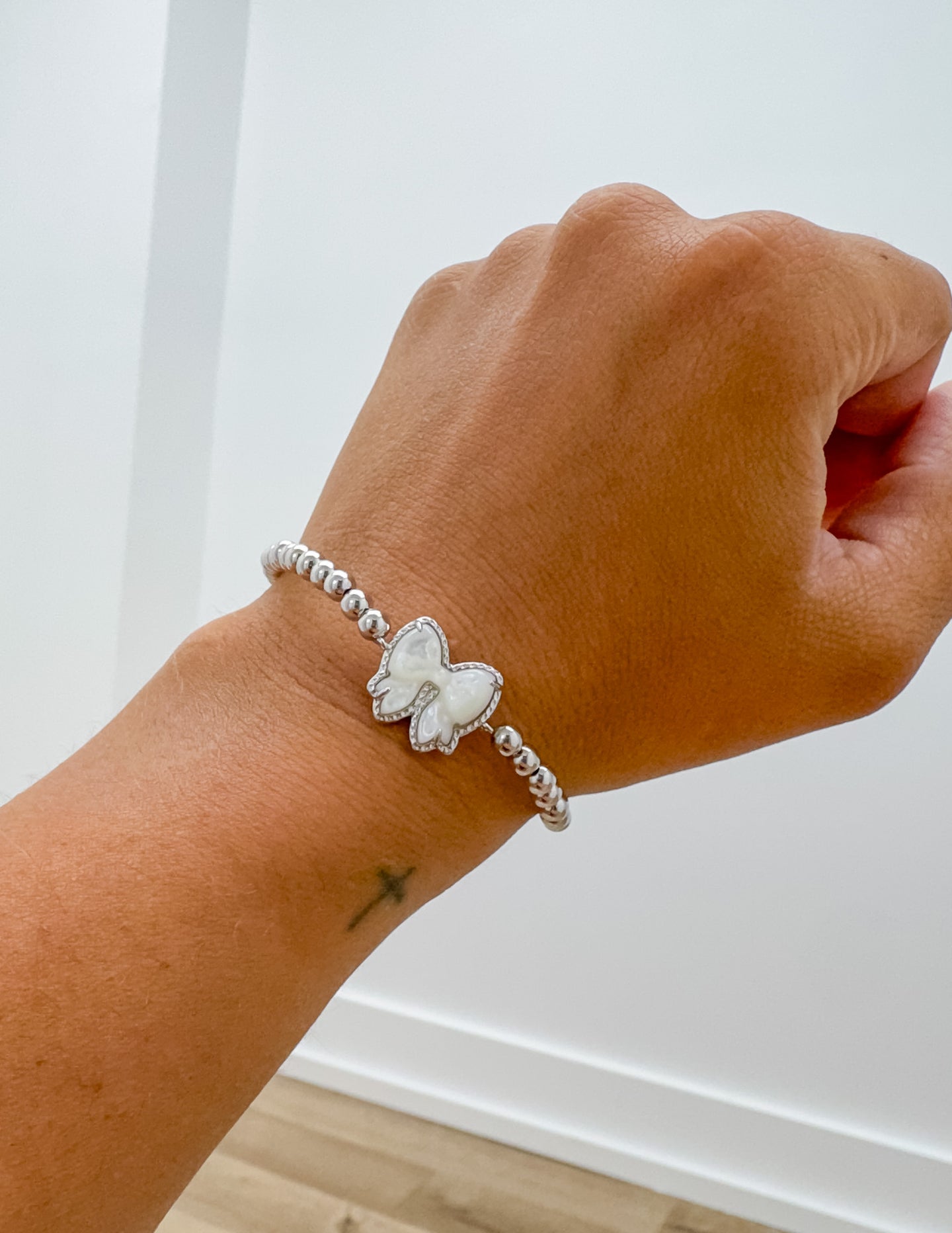 Kendra Scott Haley Bow STRCH Silver Bracelet in Ivory MOP