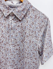 Load image into Gallery viewer, Southern Shirt Men&#39;s Hunters Hideaway Printed Polo in Ridgeline