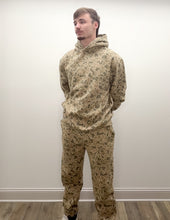 Load image into Gallery viewer, Southern Shirt Co. Men's Campfire Sweatpants in Deer Camo