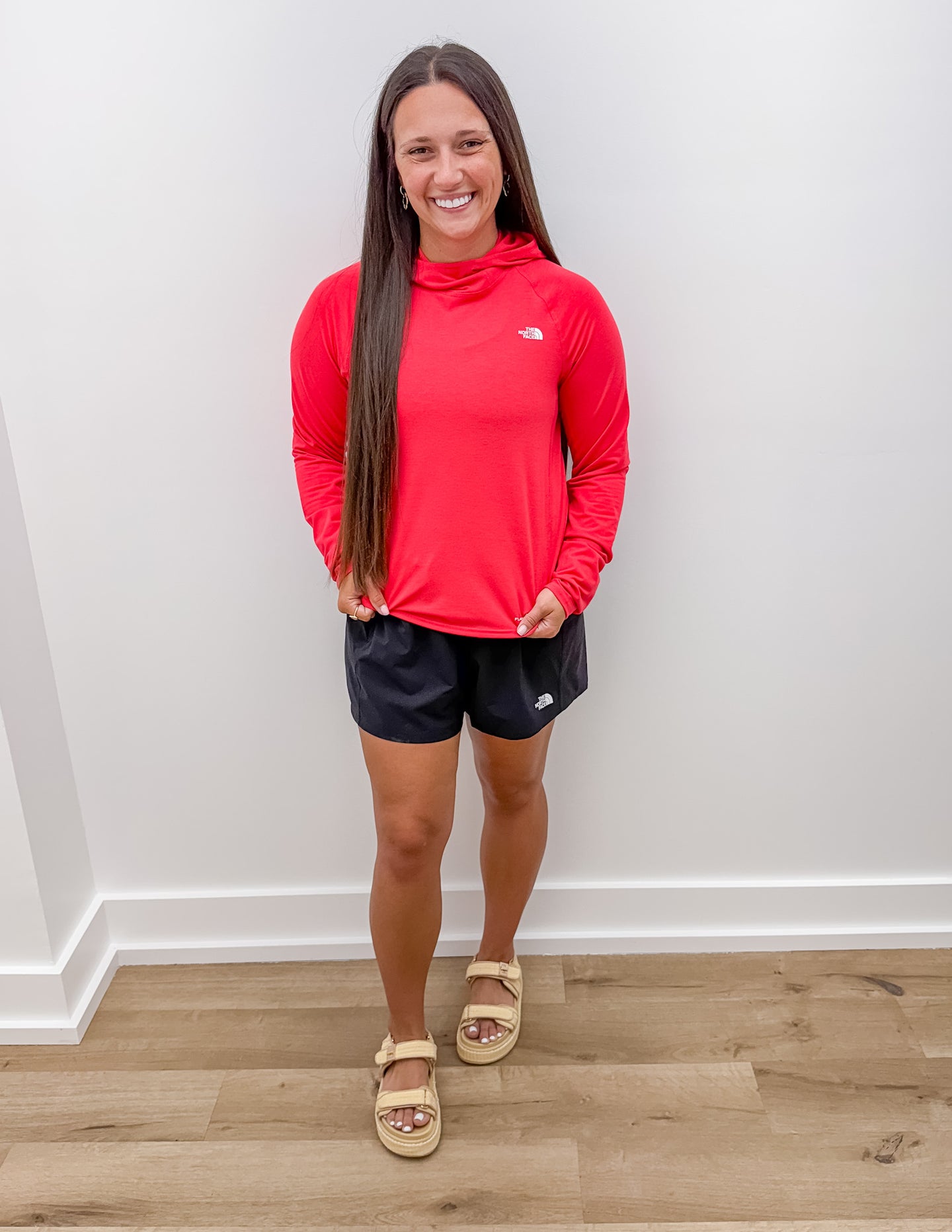 The North Face Women's Adventure Sun Hoodie in Hibiscus