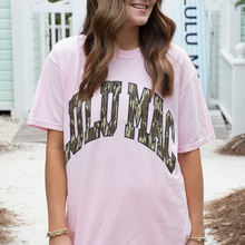 Load image into Gallery viewer, Lulu Mac Bottomland Camo Logo SS Tee in Blossom