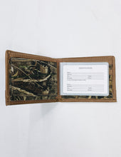Load image into Gallery viewer, Men&#39;s Realtree Passcase Concho Wallet