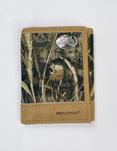 Load image into Gallery viewer, Men&#39;s Realtree Trifold Concho Wallet